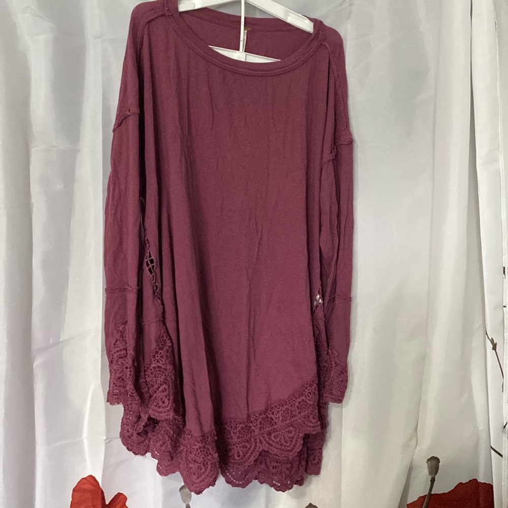 Free people tunic top. Size M. Long sleeves. Lace detail 100% cotton.